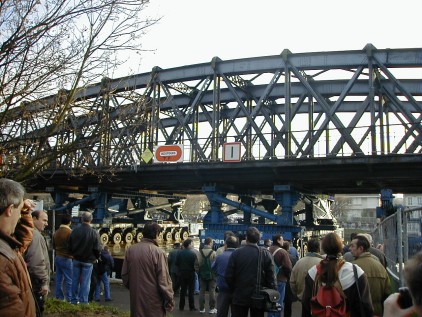 Foule regardant ancien pont.jpg (61095 octets)